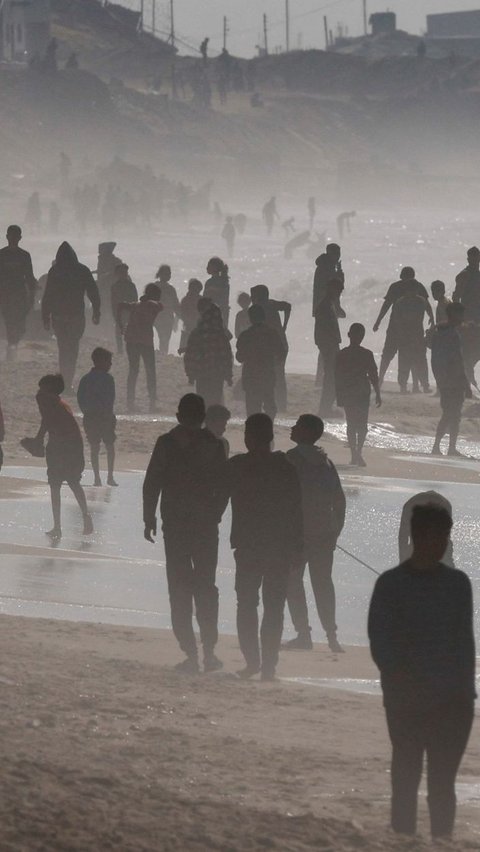 FOTO: Kerumunan Warga Palestina yang Kelaparan Padati Pantai Gaza saat Berebut Paket Bantuan Dijatuhkan dari Pesawat Yordania