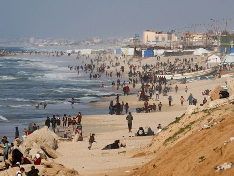 FOTO: Kerumunan Warga Palestina yang Kelaparan Padati Pantai Gaza saat Berebut Paket Bantuan Dijatuhkan dari Pesawat Yordania