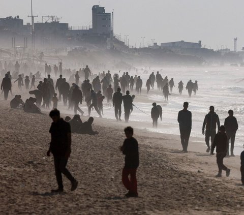 FOTO: Kerumunan Warga Palestina yang Kelaparan Padati Pantai Gaza saat Berebut Paket Bantuan Dijatuhkan dari Pesawat Yordania