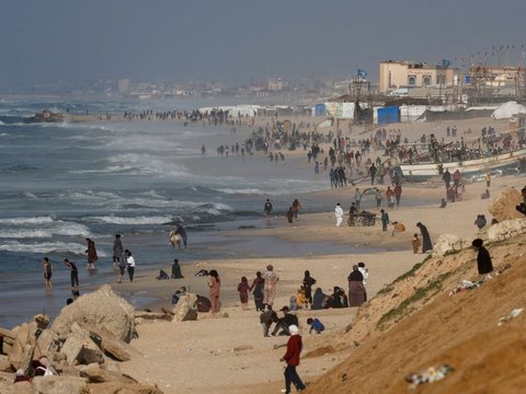 FOTO: Kerumunan Warga Palestina yang Kelaparan Padati Pantai Gaza saat Berebut Paket Bantuan Dijatuhkan dari Pesawat Yordania