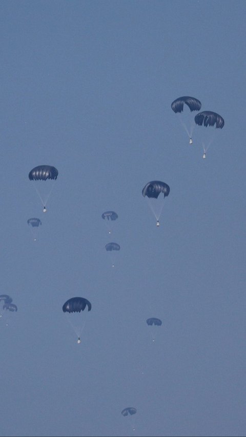 Dari informasi yang didapat paket-paket itu dijatuhkan di sebelas lokasi sepanjang garis pantai Jalur Gaza. Foto: REUTERS / Mohammed Salem