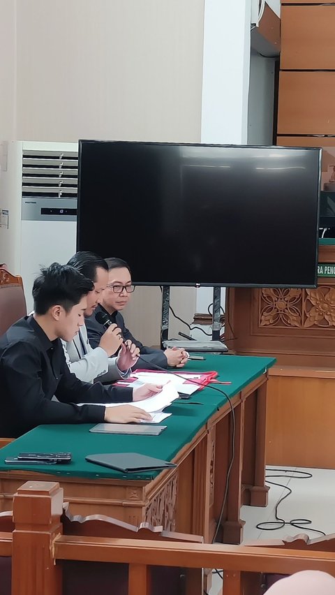 Hakim Tolak Praperadilan Aiman Witjaksono, Tegaskan Penyitaan Handphone dan Akun Medsos Sah