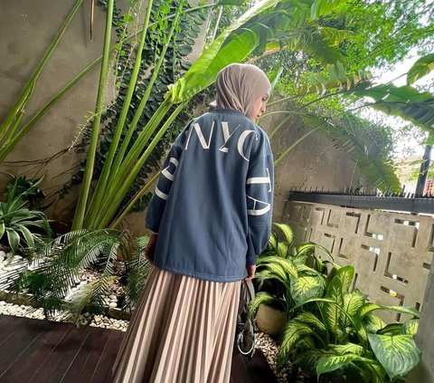 Nycta Gina's Fashion Style, Always Stylish in Every Situation Even with Hijab