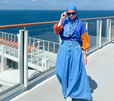 Gaya Fashion Nycta Gina yang Modis Tetap Terpancar Meski Mengenakan Hijab