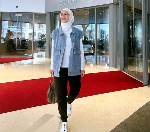 Gaya Fashion Nycta Gina yang Modis Tetap Terpancar Meski Mengenakan Hijab