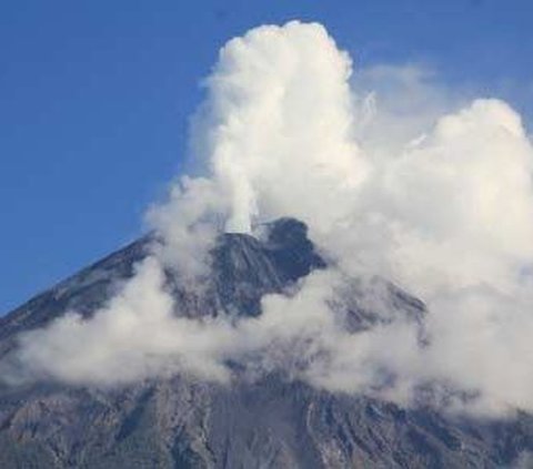 Gunung Semeru Meletus, Muntahkan Abu Setinggi 900 Meter