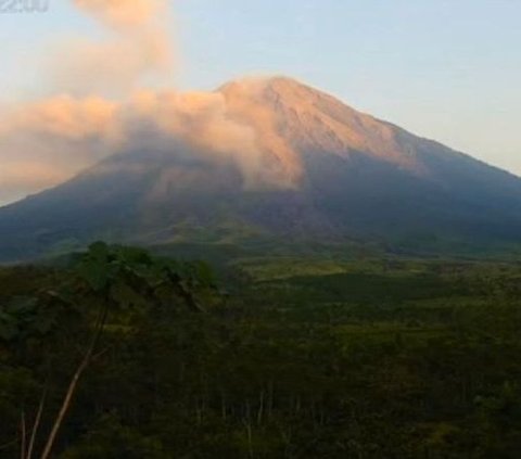 Gunung Semeru Meletus, Muntahkan Abu Setinggi 900 Meter