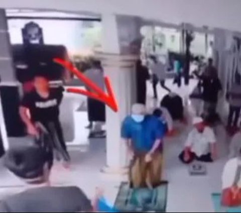 Viral Pria Rela Batal Sholat Demi Dapat Nasi Kotak di Masjid, Netizen Komen 'Mungkin Bapak itu Belum Makan dari SD'