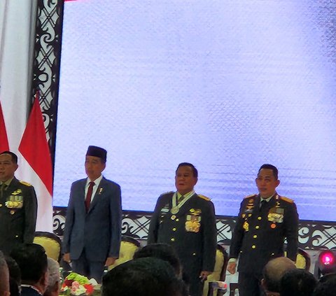 Gaya Prabowo saat Terima Kenaikan Pangkat Jenderal Bintang Empat dari Jokowi