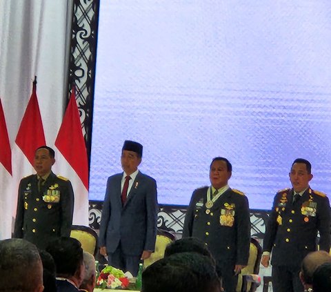 Gaya Prabowo saat Terima Kenaikan Pangkat Jenderal Bintang Empat dari Jokowi