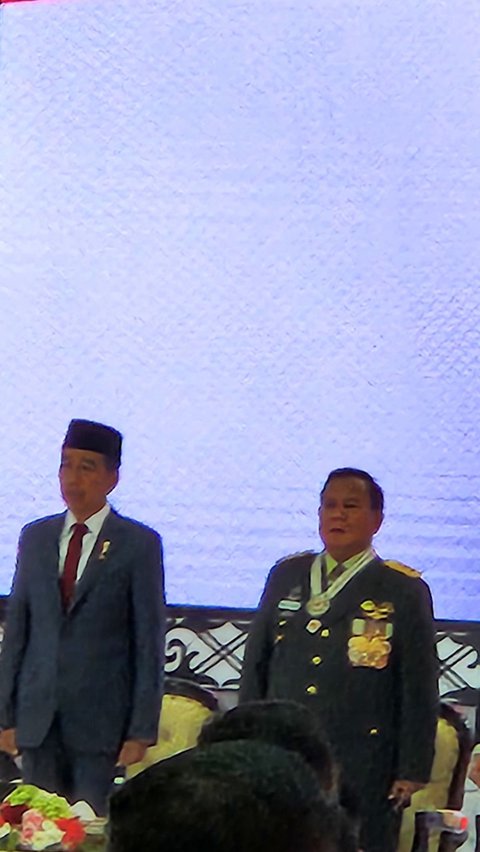 Gaya Prabowo saat Terima Kenaikan Pangkat Jenderal Bintang Empat dari Jokowi