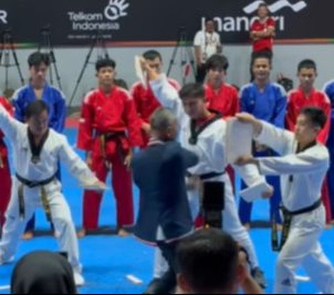 Aksi keren dipertontonkan oleh Letjen TNI Richard Taruli Horja Tampubolon saat menghadiri acara Taekwondo di Dewa United Arena, Tangerang pada Selasa (27/2) lalu.