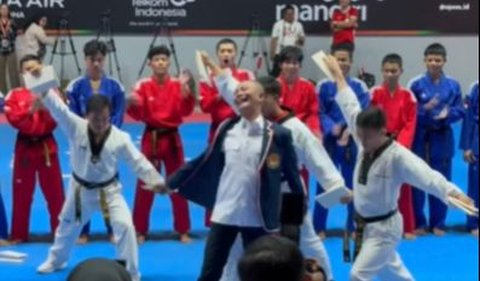 <b>Keluarkan Jurus Taekwondo, Patahkan Papan</b>