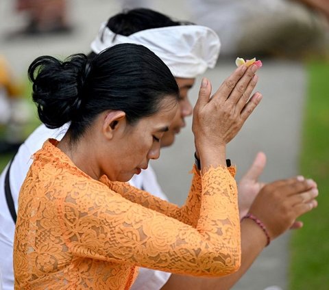 Sejumlah umat Hindu tampak khusyuk menjalani peribadatan dalam upacara Hari Raya Galungan di Denpasar, Bali, Rabu (28/2/2024). Hari ini, seluruh umat Hindu di Bali merayakan Hari Raya Galungan.
