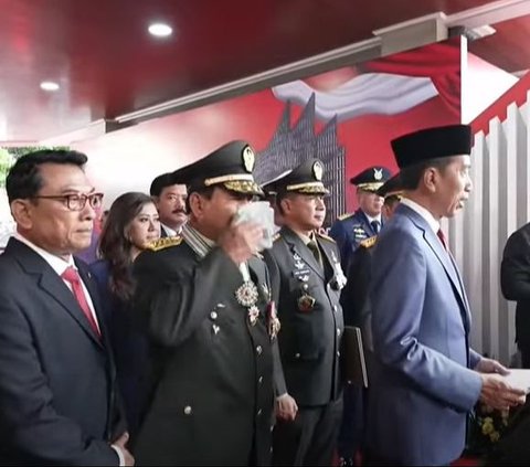 Jokowi Ditanya Soal Pro & Kontra Bintang 4 Prabowo, Begini Ekspresi Sang Jenderal 'Lap Muka Pakai Selampe'