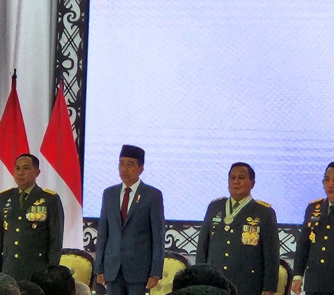 Jokowi Ditanya Soal Pro & Kontra Bintang 4 Prabowo, Begini Ekspresi Sang Jenderal 'Lap Muka Pakai Selampe'