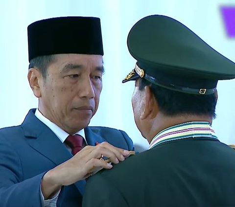 Jokowi Bantah Ada Transaksi Politik di Balik Kenaikan Pangkat Jenderal Kehormatan Prabowo