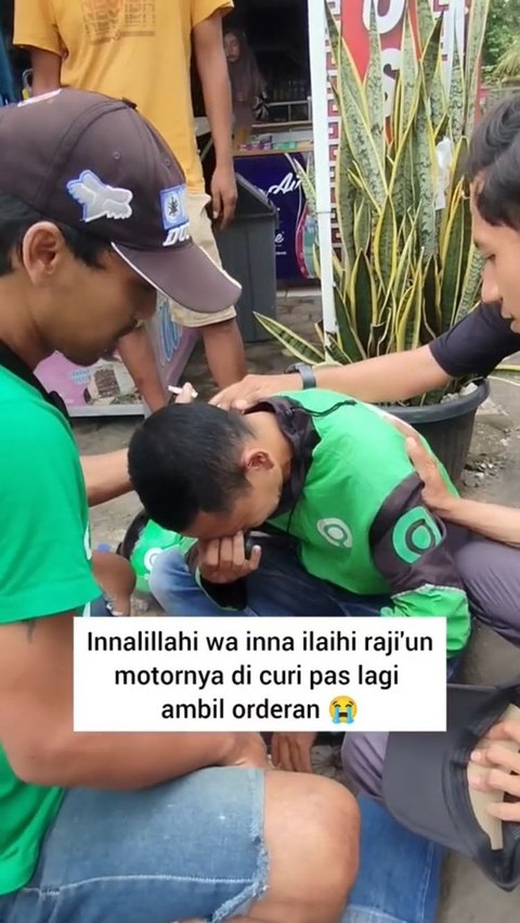 Saking lemasnya, Pak Ahmad yang menangis sambil terduduk ini pun dikelilingi orang-orang yang mencoba menenangkannya.