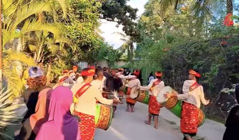 Para rekan nampak begitu bahagia saat mengantarkan sang pengantin menuju pelaminan. <br>