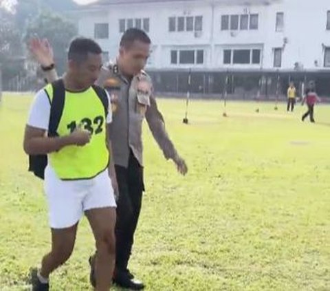 Video mengharukan seorang casis Polda Jabar yang harus kehilangan sang ayah diunggah oleh seorang perwira polisi, Manang Soebeti beberapa waktu yang lalu.