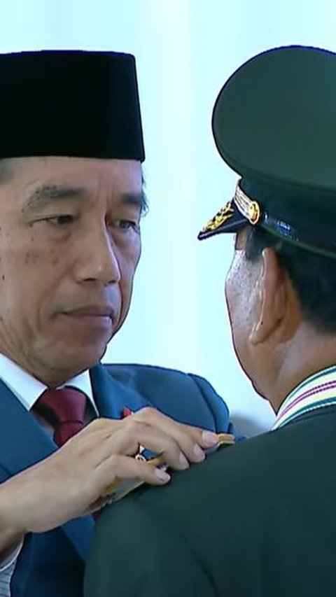 Berseragam Kebanggaan TNI AD, Prabowo Gagah Berdiri Samping Presiden Jokowi