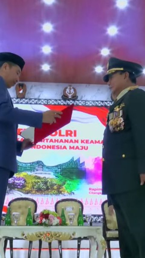 Detik-Detik Presiden Jokowi Berikan Prabowo Pangkat Jenderal TNI Bintang 4 Kehormatan