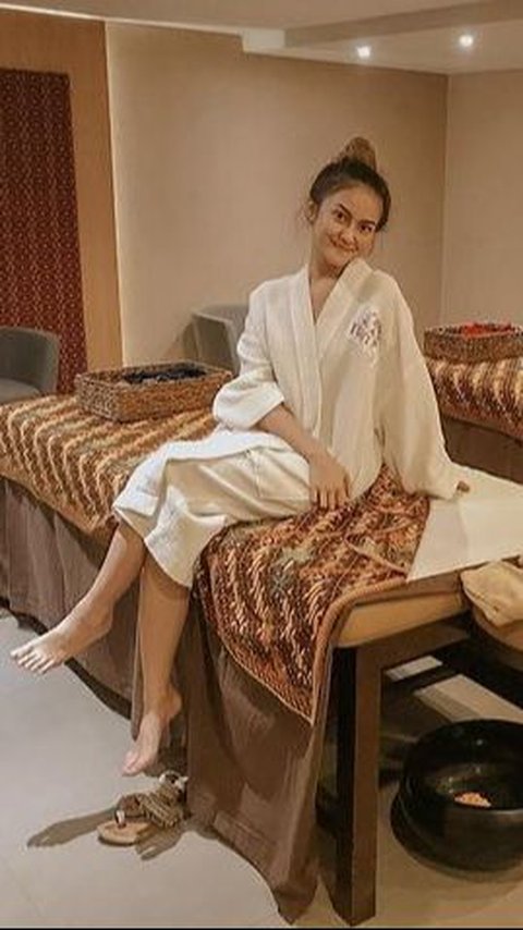 Saat sedang liburan dan melakukan spa, wajah Gaby juga tampak memesona meski tanpa make up.