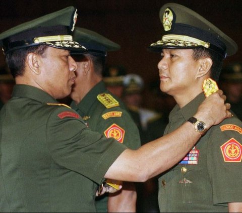 Momen ketika pangkat bintang 3 milik Prabowo Subianto dicopot oleh Panglima Angkatan Bersenjata Republik Indonesia (ABRI) Jenderal Wiranto pada 22 Mei 1998. Ini menjadi momentum berakhirnya karir Prabowo sebagai Panglima Kostrad TNI AD dengan pangkat Letnan Jenderal. REUTERS