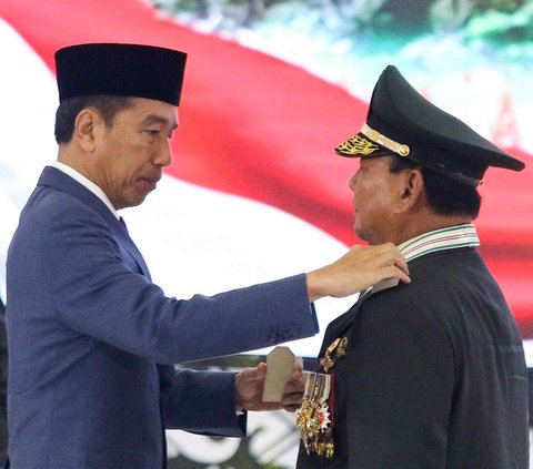Setelah lebih dari 25 tahun pangkat dicopot Wiranto, Prabowo kini mendapatkan kenaikan pangkat jenderal kehormatan. Pangkat istimewa bintang 4 disematkan ke pundak Menteri Pertahanan itu oleh Presiden Joko Widodo atau Jokowi pada Rabu (28/2/2024). Liputan6.com/Herman Zakharia