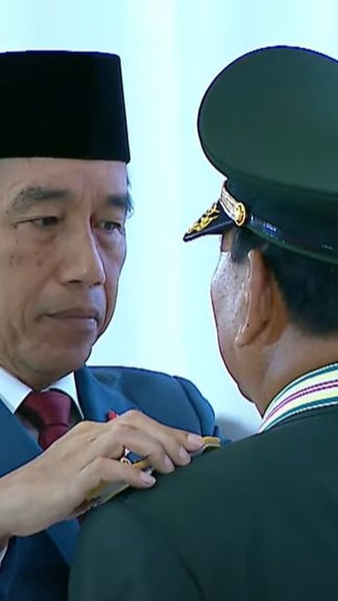 Momen Jokowi Beri Bintang Empat TNI, Berulang Kali Tepuk Pundak Prabowo