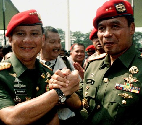 FOTO: Dua Momentum Prabowo dengan Seragam TNI: Dulu Pangkat Dicopot Wiranto, Kini Diberi Bintang 4 Jokowi