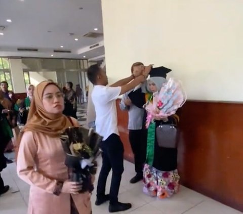 Wisuda Tanpa Didampingi Orang Tua, Curhatan Pria Ini Bikin Sedih