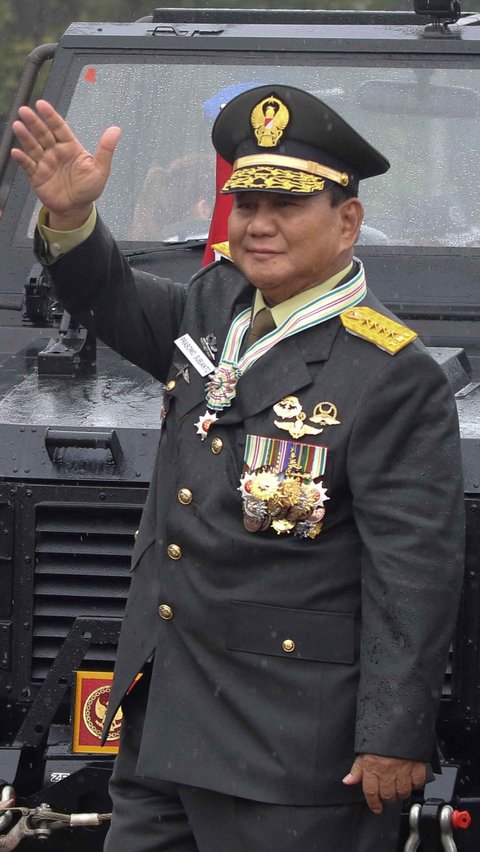 Momen Senyum Tipis Prabowo Kembali Berseragam TNI dengan Bintang 4 dan Sederet Tanda Kehormatan