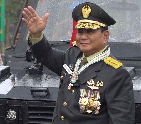 Menteri Pertahanan, Prabowo Subianto melambaikan tangannya dan tersenyum tipis seusai mendapatkan kenaikan pangkat sebagai jenderal kehormatan bintang 4 di Mabes TNI, Jakarta, Rabu (28/2/2024). Liputan6.com/Herman Zakharia