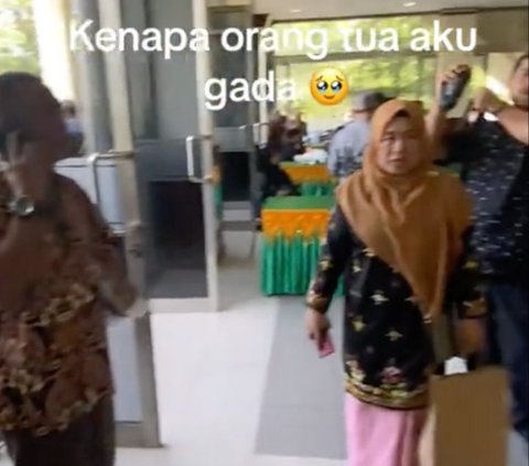 Wisuda Tanpa Didampingi Orang Tua, Curhatan Pria Ini Bikin Sedih