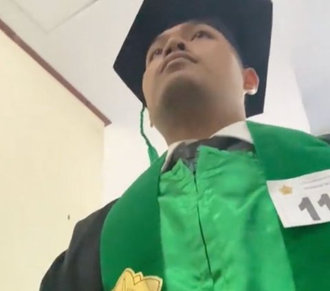 Wisuda Tanpa Didampingi Orang Tua, Curhatan Pria Ini Bikin Sedih