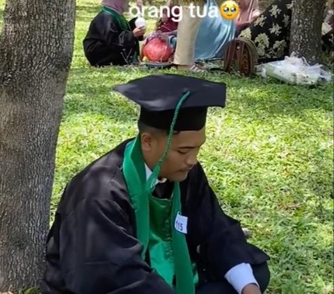 Wisuda Tanpa Didampingi Orang Tua, Curhatan Pria Ini Bikin Sedih