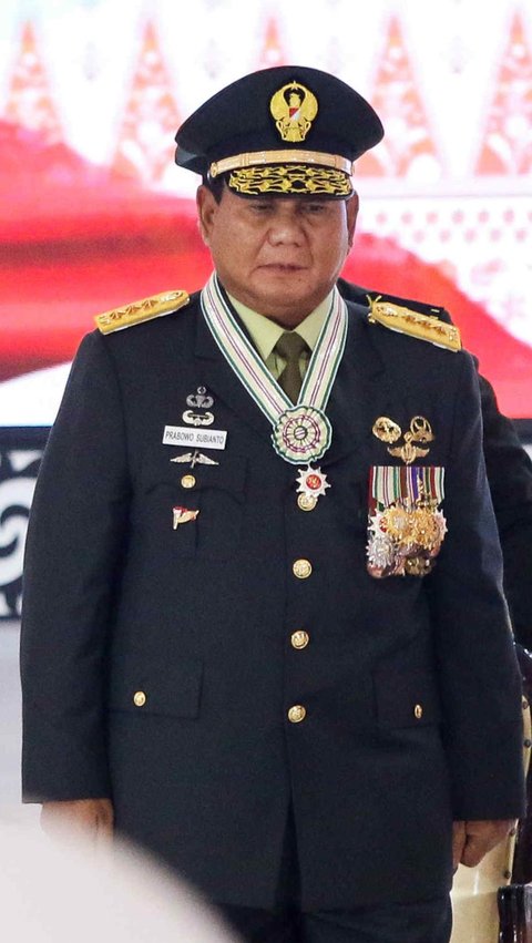 Setelah puluhan tahun diberhentikan dari TNI, ini menjadi momen pertama Prabowo kembali berseragam TNI dengan sederet tanda kehormatan. Liputan6.com/Herman Zakharia
