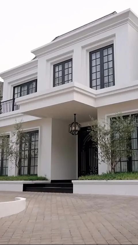 Nabila Syakieb punya rumah besar. Terlihat megah dari depan dengan dominasi warna putih yang memesona.