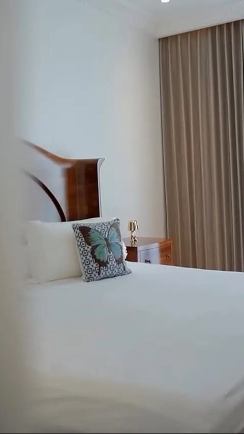 Tur berlanjut ke kamar tamu yang mewah dengan nuansa mate classic, kasur empuk, dan ornamen minimalis.