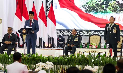 FOTO: Momen Senyum Tipis Prabowo Kembali Berseragam TNI dengan Bintang 4 dan Sederet Tanda Kehormatan