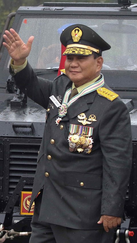 Momen Prabowo tersenyum tipis saat kembali berseragam TNI dengan bintang 4 dan sederet tanda kehormatan. Liputan6.com/Herman Zakharia