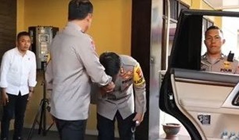 Dalam video, AKBP Awaludin selaku Kapolres tampak mengantarkan langsung Irjen Rian menuju mobilnya.