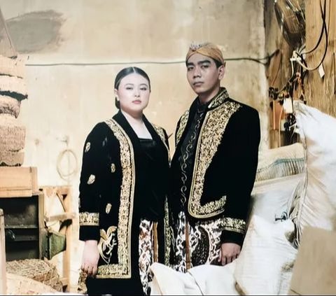 Pasangan calon pengantin ini tampil memukau dengan busana khas Jawa. Aurel tampil anggun dengan rambut digelung dan Graha lengkap dengan blangkonnya. 