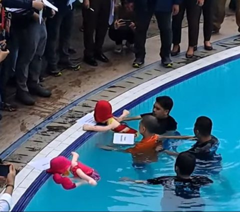 Yudha Arfandi undergoes reconstruction, the extended family brings a large banner to the swimming pool location: 'God Will Help You'