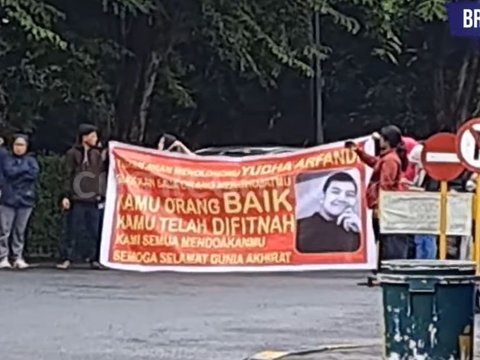 Yudha Arfandi undergoes reconstruction, the extended family brings a large banner to the swimming pool location: 'God Will Help You'