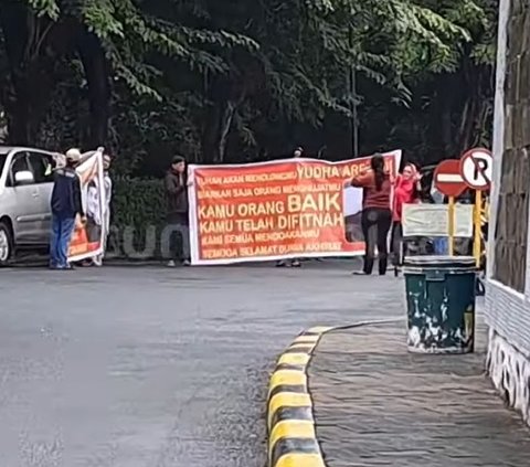 Yudha Arfandi undergoes reconstruction, the extended family brings a large banner to the swimming pool location: 'God Will Help You'