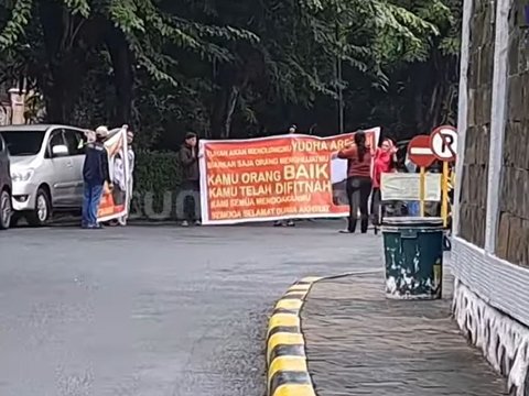 Yudha Arfandi undergoes reconstruction, the extended family brings a large banner to the swimming pool location: 'God Will Help You'