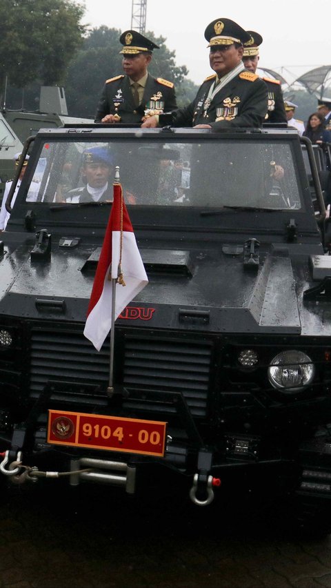 FOTO: Momen Prabowo Jenderal Bintang 4 Tinjau Alat Tempur Didampingi Panglima TNI dan Kapolri 