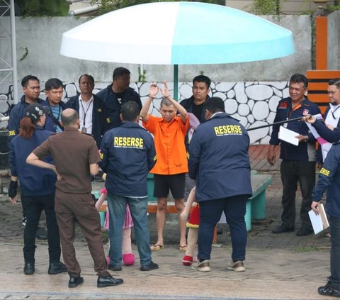 Polda Metro Jaya menggelar rekonstruksi kasus kematian anak artis Tamara Tyasmara, Dante (6) kolam renang Tirtamas, Pondok Kelapa, Jakarta Timur. Foto : Kapanlagi.com / Budy Santoso